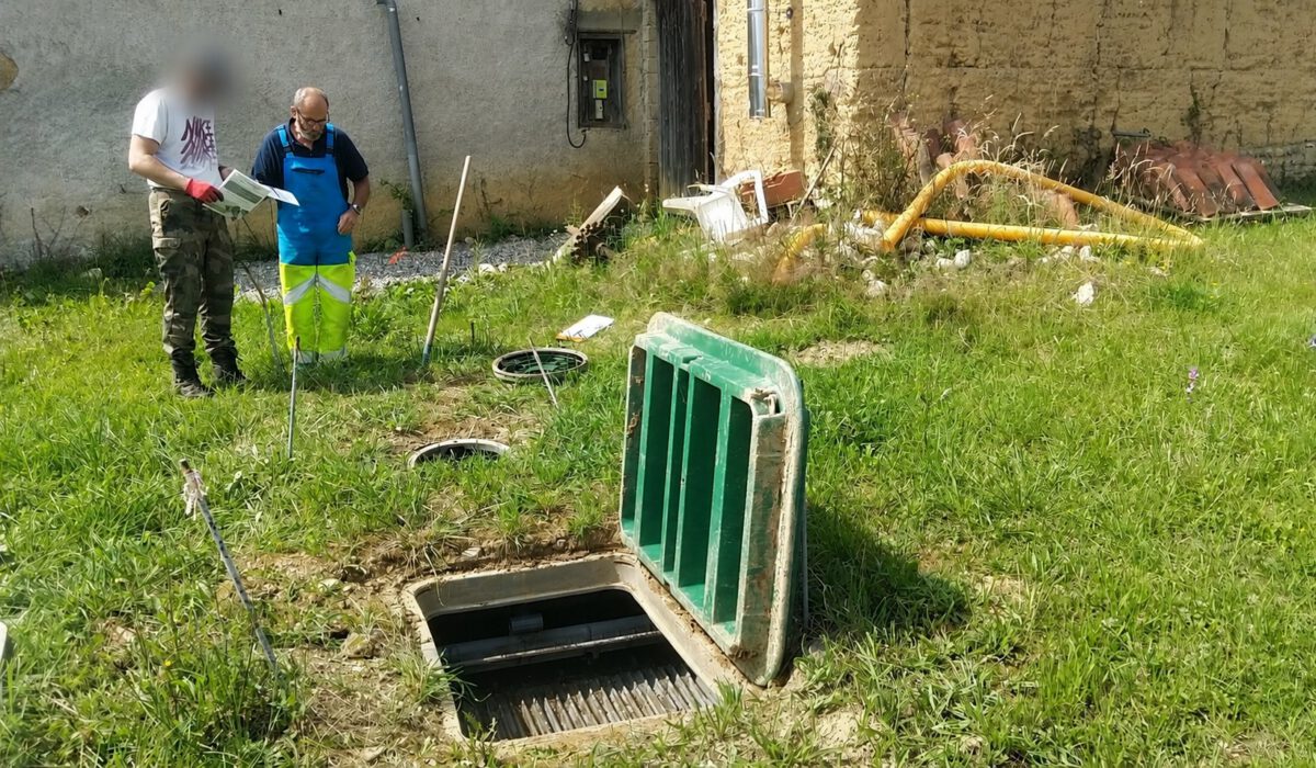 Le contrôle d’une installation d’assainissement non collectif, regard ouvert.