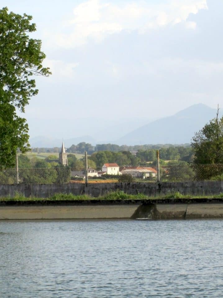La réserve d’eau brute de la station, en amont du traitement.