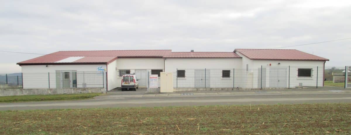 Le bâtiment de la station de production d’eau potable, sur la commune de Burg.